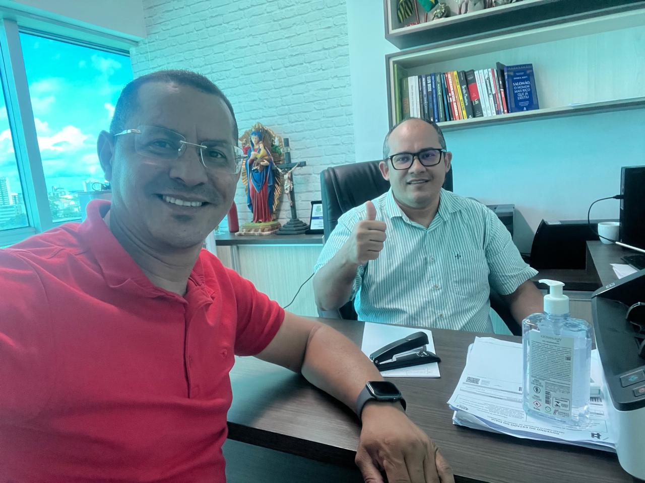 Presidente da Câmara de Miguel Leão Visita Escritório do Empresário Misael Lima e Trata de Melhorias no Portal da Transparência